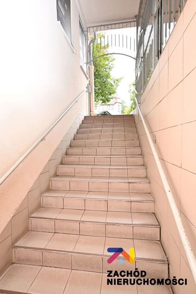 Na sprzedaż lokal użytkowy o powierzchni 53,5 m2 usytuowany w ścisłym centrum Zielonej Góry ul. Plac Bohaterów. Lokal znajduje się na poziomie -1 w budynku usługowo mieszkalnym. - 5