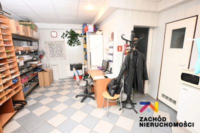 Na sprzedaż lokal użytkowy o powierzchni 53,5 m2 usytuowany w ścisłym centrum Zielonej Góry ul. Plac Bohaterów. Lokal znajduje się na poziomie -1 w budynku usługowo mieszkalnym. - 4