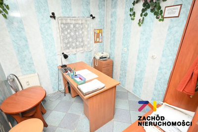 Na sprzedaż lokal użytkowy o powierzchni 53,5 m2 usytuowany w ścisłym centrum Zielonej Góry ul. Plac Bohaterów. Lokal znajduje się na poziomie -1 w budynku usługowo mieszkalnym. - 3