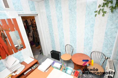 Na sprzedaż lokal użytkowy o powierzchni 53,5 m2 usytuowany w ścisłym centrum Zielonej Góry ul. Plac Bohaterów. Lokal znajduje się na poziomie -1 w budynku usługowo mieszkalnym. - 2