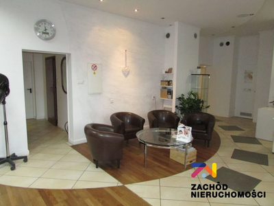 Do wynajęcia lokal usługowy o powierzchni 110 m2 usytuowany na parterze niskiego budynku w pobliżu centrum. Lokal obecnie zaadaptowany jest na salon fryzjerski aczkolwiek nadaje się do prowadzenia in…
