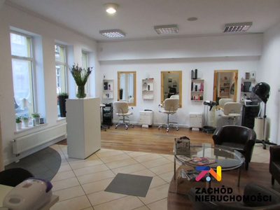 Do wynajęcia lokal usługowy o powierzchni 110 m2 usytuowany na parterze niskiego budynku w pobliżu centrum. Lokal obecnie zaadaptowany jest na salon fryzjerski aczkolwiek nadaje się do prowadzenia in… - 5