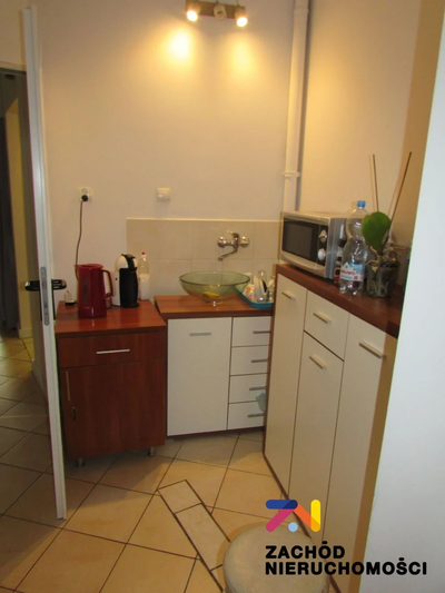 Do wynajęcia lokal usługowy o powierzchni 110 m2 usytuowany na parterze niskiego budynku w pobliżu centrum. Lokal obecnie zaadaptowany jest na salon fryzjerski aczkolwiek nadaje się do prowadzenia in… - 2