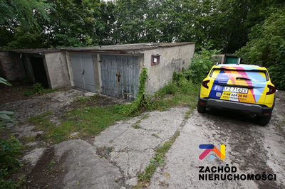 Na sprzedaż garaż o powierzchni 18 m2 zlokalizowany w Zielonej Górze na Osiedlu Morelowym. Garaż murowany z bramą drewnianą, znajduje się w kompleksie garaży, dojazd drogą utwardzoną- wjazd od ul. Sł… - 5