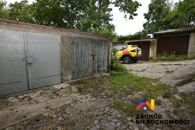 Na sprzedaż garaż o powierzchni 18 m2 zlokalizowany w Zielonej Górze na Osiedlu Morelowym. Garaż murowany z bramą drewnianą, znajduje się w kompleksie garaży, dojazd drogą utwardzoną- wjazd od ul. Sł… - 4