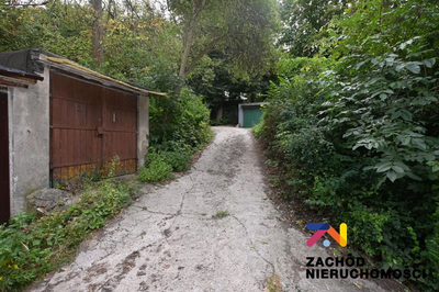 Na sprzedaż garaż o powierzchni 18 m2 zlokalizowany w Zielonej Górze na Osiedlu Morelowym. Garaż murowany z bramą drewnianą, znajduje się w kompleksie garaży, dojazd drogą utwardzoną- wjazd od ul. Sł… - 2