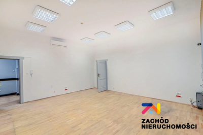 Z przyjemnością prezentujemy Państwu wyjątkową ofertę nieruchomości w samym sercu miasta, przy ulicy Generała Władysława Sikorskiego 9. Ta lokalizacja to doskonałe miejsce na rozwijanie działalności… - 3