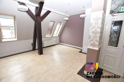 Do wynajęcia lokal użytkowy o powierzchni ok. 86 m2 usytuowany w ścisłym centrum miasta, na starówce. Lokal znajduje się na 3 piętrze prestiżowej kamienicy.