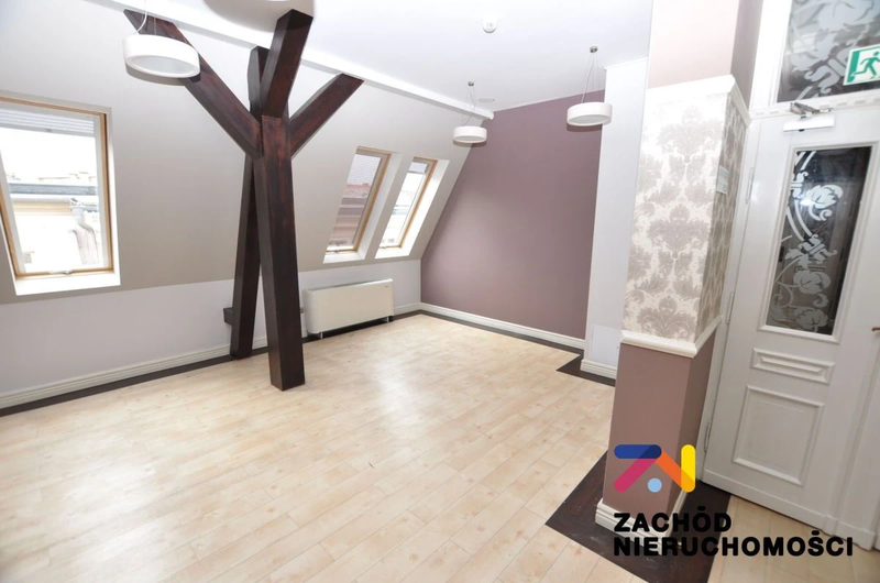 Do wynajęcia lokal użytkowy o powierzchni ok. 86 m2 usytuowany w ścisłym centrum miasta, na starówce. Lokal znajduje się na 3 piętrze prestiżowej kamienicy. - 161270227-1l.jpg