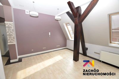 Do wynajęcia lokal użytkowy o powierzchni ok. 86 m2 usytuowany w ścisłym centrum miasta, na starówce. Lokal znajduje się na 3 piętrze prestiżowej kamienicy. - 3