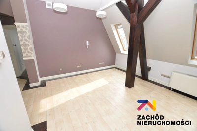 Do wynajęcia lokal użytkowy o powierzchni ok. 86 m2 usytuowany w ścisłym centrum miasta, na starówce. Lokal znajduje się na 3 piętrze prestiżowej kamienicy. - 5