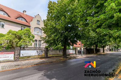 Do wynajęcia lokal użytkowy w sąsiedztwie szpitala o łącznej powierzchni 117,30 m2 na I piętrze zabytkowej kamienicy, w której znajduje się przychodnia, gabinety fizjoterapii, apteka.