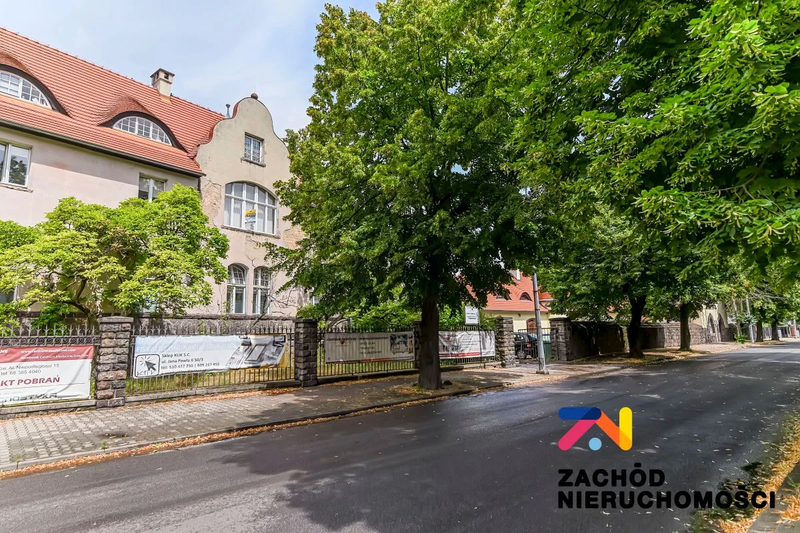 Do wynajęcia lokal użytkowy w sąsiedztwie szpitala o łącznej powierzchni 117,30 m2 na I piętrze zabytkowej kamienicy, w której znajduje się przychodnia, gabinety fizjoterapii, apteka. - 162060227-1l.jpg
