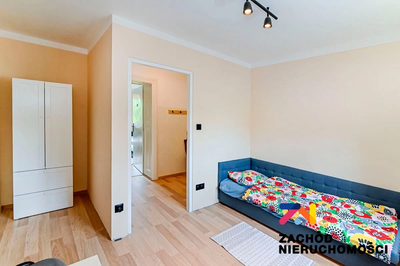 Do wynajęcia lokal użytkowy w sąsiedztwie szpitala o łącznej powierzchni 117,30 m2 na I piętrze zabytkowej kamienicy, w której znajduje się przychodnia, gabinety fizjoterapii, apteka. - 2