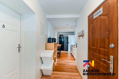 Do wynajęcia lokal użytkowy w sąsiedztwie szpitala o łącznej powierzchni 117,30 m2 na I piętrze zabytkowej kamienicy, w której znajduje się przychodnia, gabinety fizjoterapii, apteka. - 4