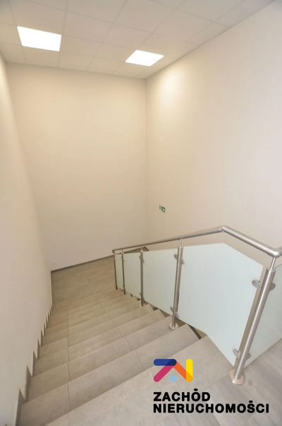 Do wynajęcia część budynku- hala magazynowa o powierzchni 2767 m2 plus możliwa część biurowa o łącznej powierzchni 335 m2 (po 167,5 m2 na dwóch kondygnacjach parter i piętro). Obiekt murowany przyleg… - 2