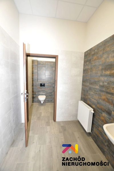 Do wynajęcia część budynku- hala magazynowa o powierzchni 2767 m2 plus możliwa część biurowa o łącznej powierzchni 335 m2 (po 167,5 m2 na dwóch kondygnacjach parter i piętro). Obiekt murowany przyleg… - 4