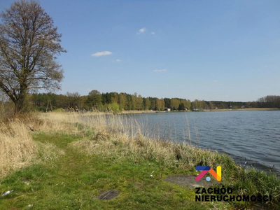 Oferujemy na sprzedaż dużą działkę o powierzchni 3,15ha położoną nad jeziorem w powiecie krośnieńskim
