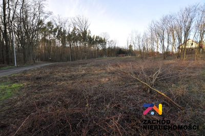 Na sprzedaż działka o powierzchni 1623 m2 usytuowana w bardzo bliskiej odległości od lasu. Urokliwe miejsce, w pobliżu domki jednorodzinne. Działka częściowo ogrodzona.