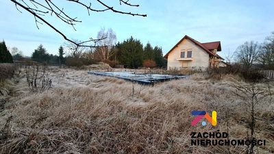 Oferujemy Państwu na sprzedaż działkę budowlaną w miejscowości Cigacice o pow. 942m2 z rozpoczętą budową.