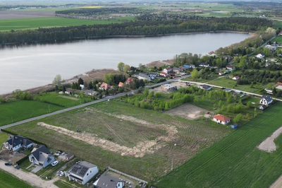 Do kupna wyjątkowa  działka budowlana z widokiem na jezioro Strykowskie,  położona na nowym, kameralnym osiedlu domów jednorodzinnych  w Sapowicach, przy ulicy Jeżynowej. Teren idealny dla miłośników… - 3