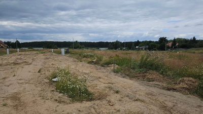 Do kupna wyjątkowa  działka budowlana z widokiem na jezioro Strykowskie,  położona na nowym, kameralnym osiedlu domów jednorodzinnych  w Sapowicach, przy ulicy Jeżynowej. Teren idealny dla miłośników… - 2