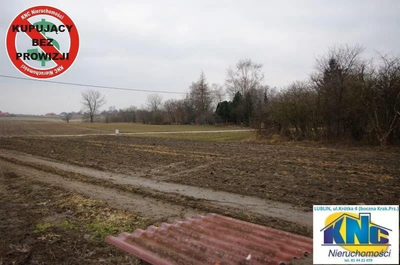 Działka budowlana w miejscowości Moszna, położona przy drodze asfaltowej. Działka o regularnych wymiarach, do wydzielenia z większej. Działka jest częściowo uzbrojona (konieczność budowy szamba). W p… - 3