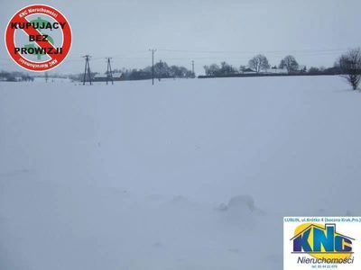 Działka pod zabudowę jednorodzinną.Atrakcyjne wymiary działki umożliwiają budowę wielu, najbardziej skomplikowanych projektów domów.Dojazd drogą utwardzona szutrową.200m od drogi relacji Lublin-Biłgo…