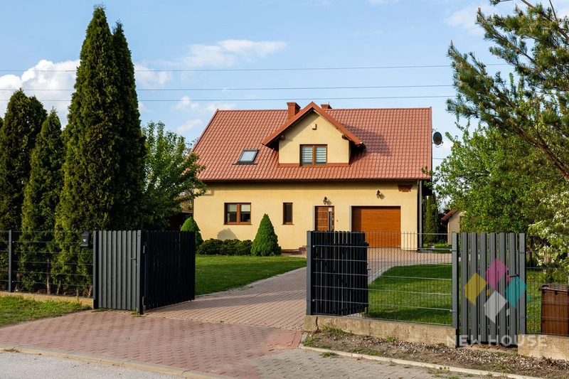 Dom gotowy do zamieszkania w otoczeniu jezior - 112650202.jpg