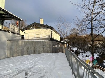 Budynek usługowy z widokiem na rzekę i park - 2