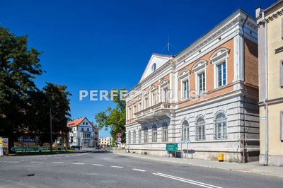Zabytkowy budynek z dziedzińcem i parkingiem - 2