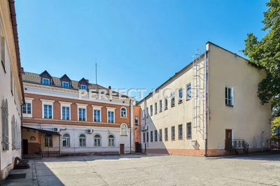 Zabytkowy budynek z dziedzińcem i parkingiem - 3