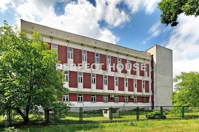 Biurowiec na dużej działce - 5