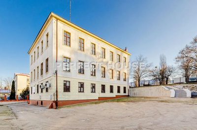 Budynek biurowy na dużej działce w ścisłym centrum - 3