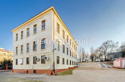 Budynek biurowy na dużej działce w ścisłym centrum - 4