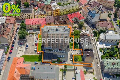 Duży budynek w centrum miasta, w pobliżu Rynku