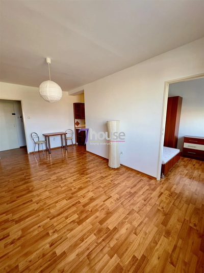 Na sprzedaż bardzo słoneczne i przestronne mieszkanie o powierzchni 36 m2 w Radzionkowie przy ul. Knosały. Lokal usytuowany na 2 piętrze, 4 piętrowego bloku po termomodernizacji. Nieruchomość składa…