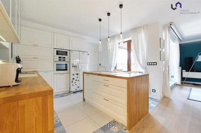 Przestronny i elegancki apartament o powierzchni 120m 2 , zlokalizowany na 3 piętrze prestiżowego kompleksu przy Galerii Sfera w Bielsku-Białej. To wyjątkowa propozycja dla osób ceniących komfort, fu…