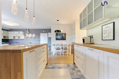 Przestronny i elegancki apartament o powierzchni 120m 2 , zlokalizowany na 3 piętrze prestiżowego kompleksu przy Galerii Sfera w Bielsku-Białej. To wyjątkowa propozycja dla osób ceniących komfort, fu… - 5