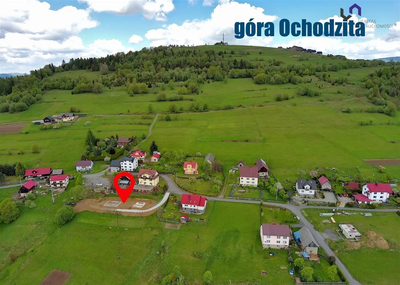Na sprzedaż wyjątkowy dom z bala świerkowego położony w malowniczym  Koniakowie, u podnóża góry Ochodzita.  Nieruchomość znajduje się w spokojnym otoczeniu lasu, w bezpośrednim sąsiedztwie tras piesz… - 5