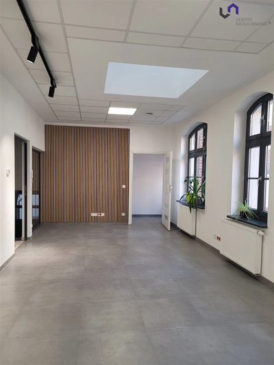 Oferuję do wynajęcia lokal biurowy - idealny pod kancelarię, praktykę lekarską, biuro....