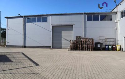 Do wynajęcia hala o powierzchni 900 m². Posiada wysokość 10 m oraz zabezpieczenia, takie jak rolety i alarm.