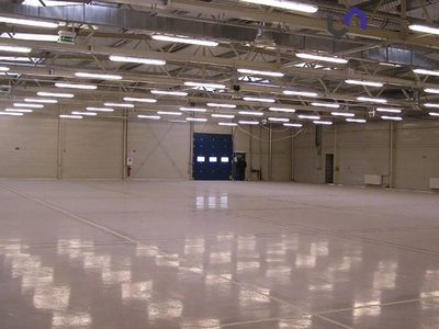 Przedstawiam do wynajęcia halę o powierzchni 1500m2 wraz z towarzyszącą powierzchnią biurowo-socjalną