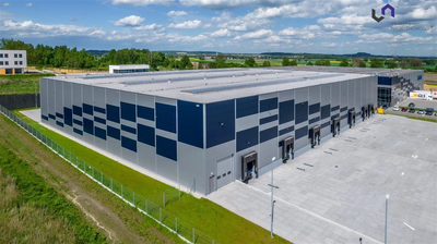 Budynek wykonany jest w formie parterowej hali przykrytej płaskim dachem. Obiekt nawiązuje formą do prostej zabudowy przemysłowej otaczającej nieruchomość. Dostęp do budynku odbywa się poprzez bramy…