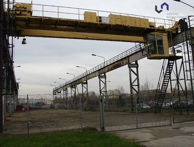 Plac składowy z suwnicą 5T. Plac ogrodzony. Teren zamknięty. Bezpieczny. Dozorowany. Bezkolizyjny dojazd dla TIR. Możliwość wynajęcia pomieszczeń biurowych.