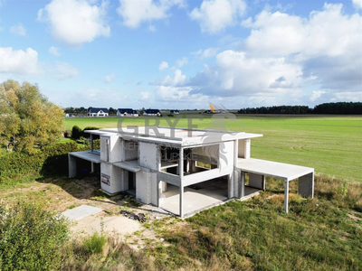 PREZENTUJEMY NA SPRZEDAŻ WYJĄTKOWĄ NIERUCHOMOŚĆ - PRZESTRONNY DOM JEDNORODZINNY O POWIERZCHNI UŻYTKOWEJ 436,82 m², POSADOWIONY NA DZIAŁCE O POWIERZCHNI 2972 m², ZLOKALIZOWANY W BIERKOWIE - Z ZALEDWIE… - 3