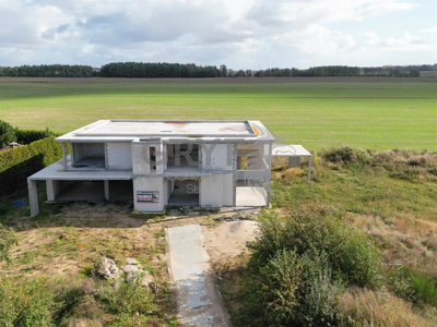 PREZENTUJEMY NA SPRZEDAŻ WYJĄTKOWĄ NIERUCHOMOŚĆ - PRZESTRONNY DOM JEDNORODZINNY O POWIERZCHNI UŻYTKOWEJ 436,82 m², POSADOWIONY NA DZIAŁCE O POWIERZCHNI 2972 m², ZLOKALIZOWANY W BIERKOWIE - Z ZALEDWIE… - 4