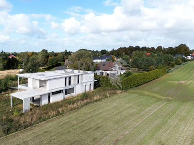 PREZENTUJEMY NA SPRZEDAŻ WYJĄTKOWĄ NIERUCHOMOŚĆ - PRZESTRONNY DOM JEDNORODZINNY O POWIERZCHNI UŻYTKOWEJ 436,82 m², POSADOWIONY NA DZIAŁCE O POWIERZCHNI 2972 m², ZLOKALIZOWANY W BIERKOWIE - Z ZALEDWIE… - 5
