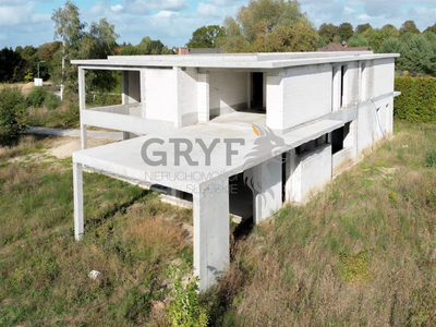 PREZENTUJEMY NA SPRZEDAŻ WYJĄTKOWĄ NIERUCHOMOŚĆ - PRZESTRONNY DOM JEDNORODZINNY O POWIERZCHNI UŻYTKOWEJ 436,82 m², POSADOWIONY NA DZIAŁCE O POWIERZCHNI 2972 m², ZLOKALIZOWANY W BIERKOWIE - Z ZALEDWIE… - 2