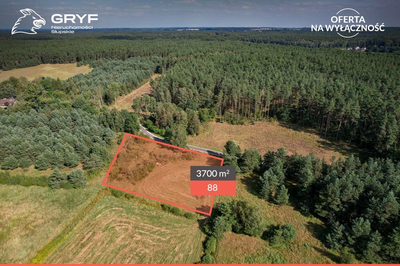 Bezpośrednio przy drodze|pośród rozległych terenów